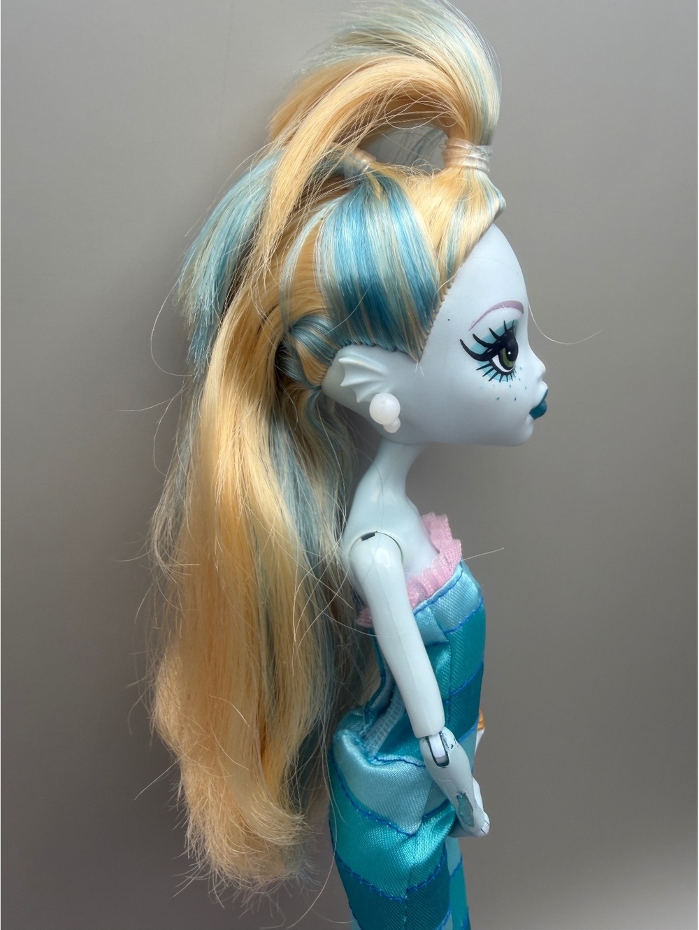 Monster High Dawn of the Dance Lagoona Blue